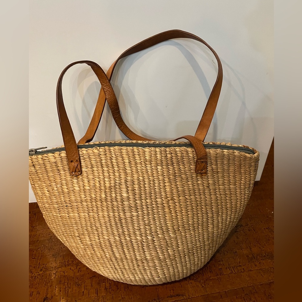 OLD NAVY STRAW BUCKET SHAPE BAG